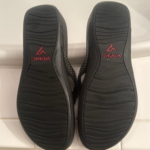 Womens size 8.5 pair of Vionic sandals - Picture 2 of 4